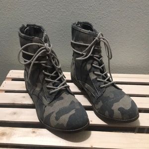 Camo lace up combat boots by Sugar